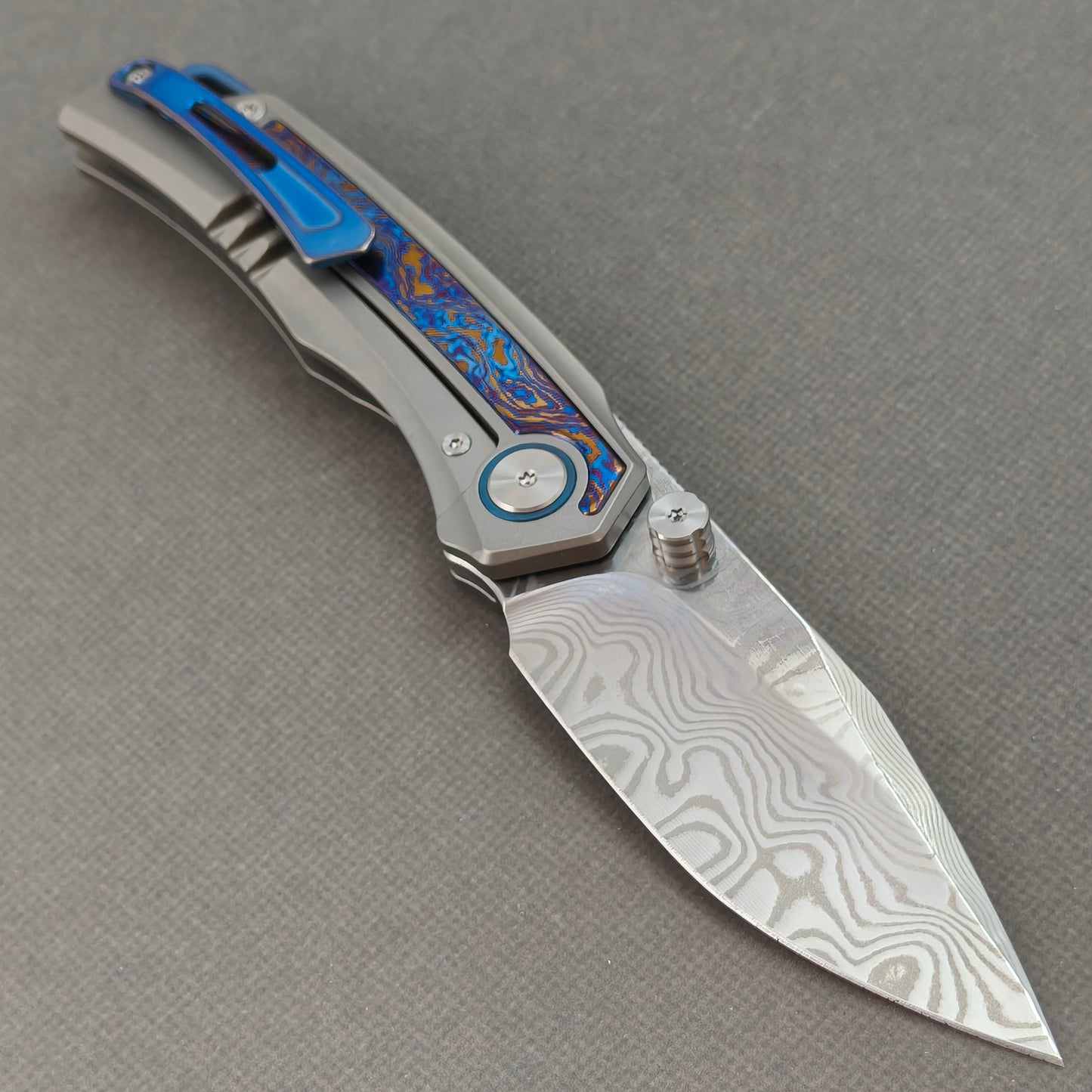 Vorixn „Abyssal“ Flipper- und Daumenpin-Messer mit Griff aus Titanflamme und Zirkoninlay (3,8" Damastklinge) KB039 