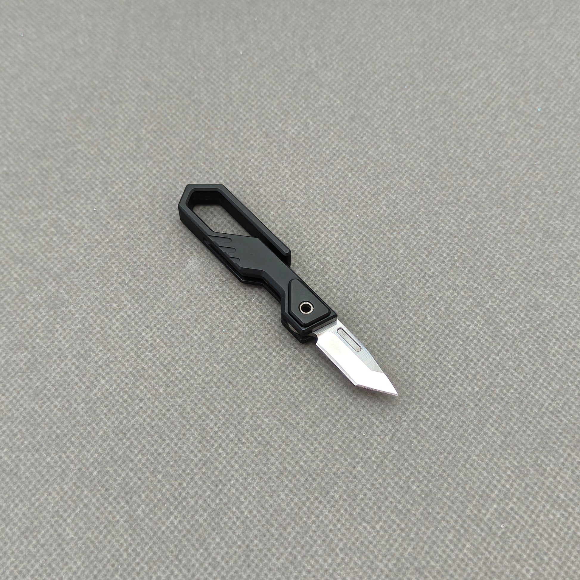 VORIXN NA001 Super Tiny Folding Knife – clip side view showing overall handle and blade