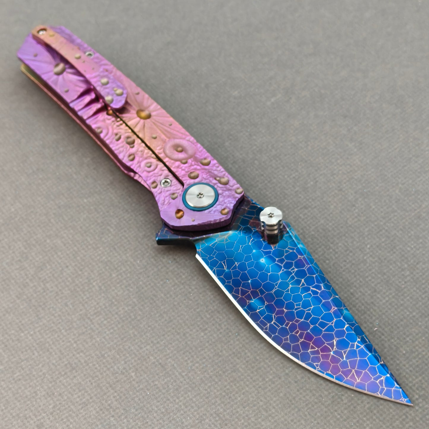 Couteau pliant Vorixn « Impact Origin » Flipper et repose-pouce, manche anodisé gravé en titane (lame en acier Damas de 3,6") KB069