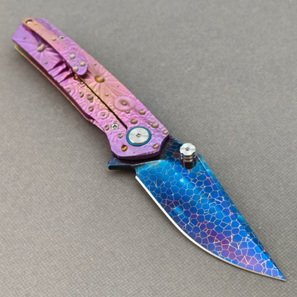 Couteau pliant Vorixn « Impact Origin » Flipper et repose-pouce, manche anodisé gravé en titane (lame en acier Damas de 3,6") KB069