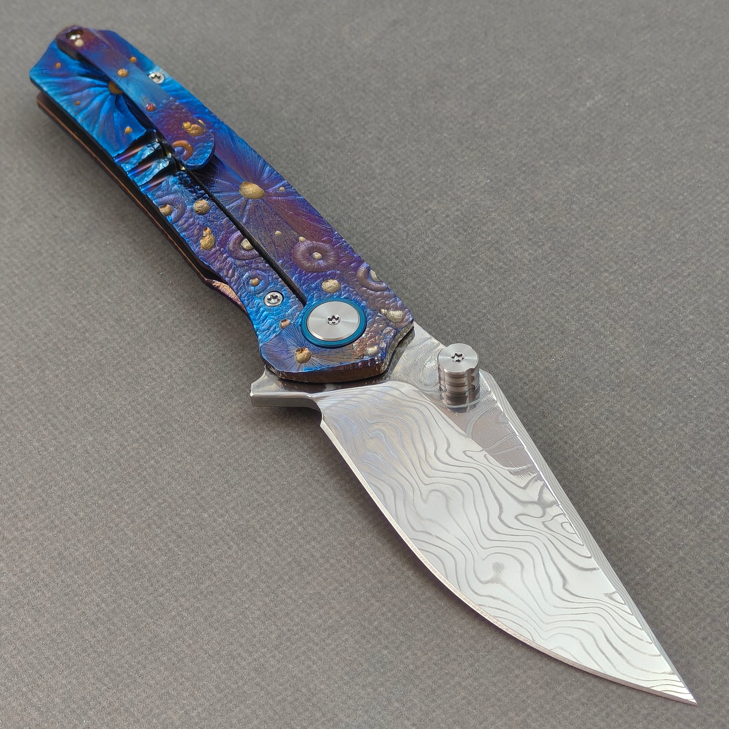 Couteau à flipper et à goujon de pouce Vorixn « Impact Origin » Manche anodisé gravé en titane (Lame en acier Damas de 3,6") KB049