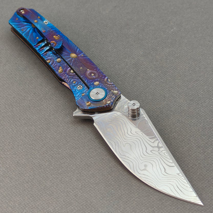 Couteau à flipper et à goujon de pouce Vorixn « Impact Origin » Manche anodisé gravé en titane (Lame en acier Damas de 3,6") KB049