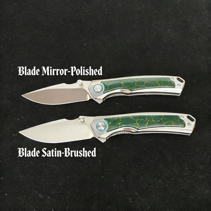 VORIXN Verdant folding knife open non-clip side with blade in horizontal position, two knives in parallet horizontally, one with blade mirror-polished, another one with blade satin-burshed