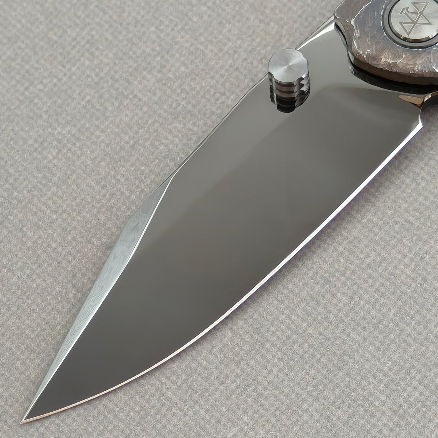VORIXN Rex KB119 Folding Knife – clip side blade detail showing M390 steel and handle junction