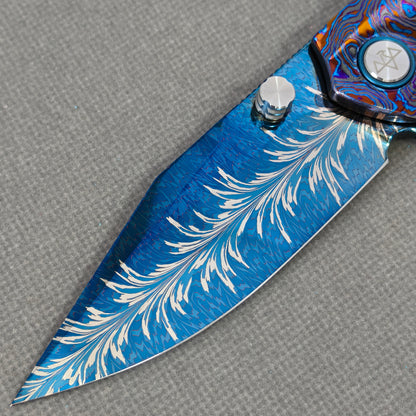 VORIXN KB081 Aurora Bright Folding Knife – blade detail showing Feather Damascus pattern and edge