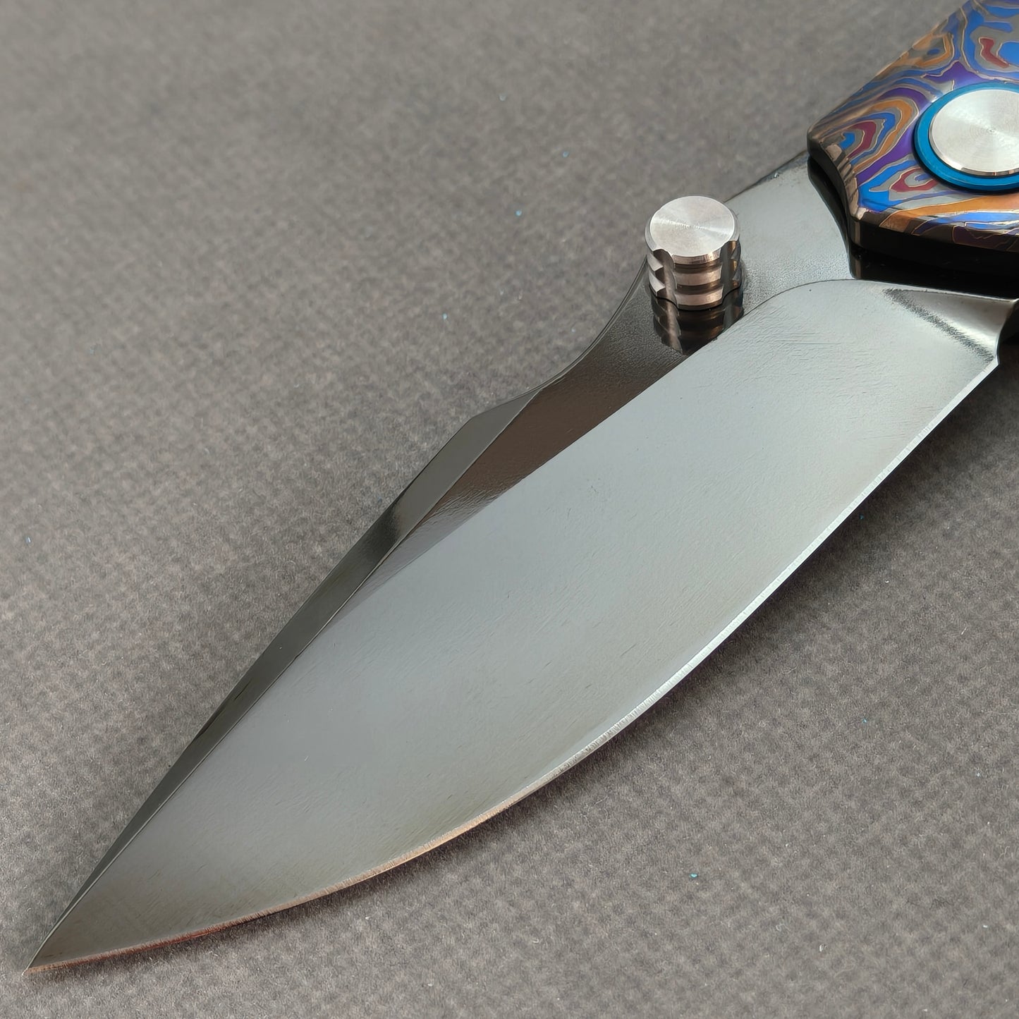 Vorixn „TOPOGRAPH“ Flipper- & Daumenpin-Messer, Titan-Griff (9,1 cm Klinge aus 10Cr15CoMoV Stahl) KB046
