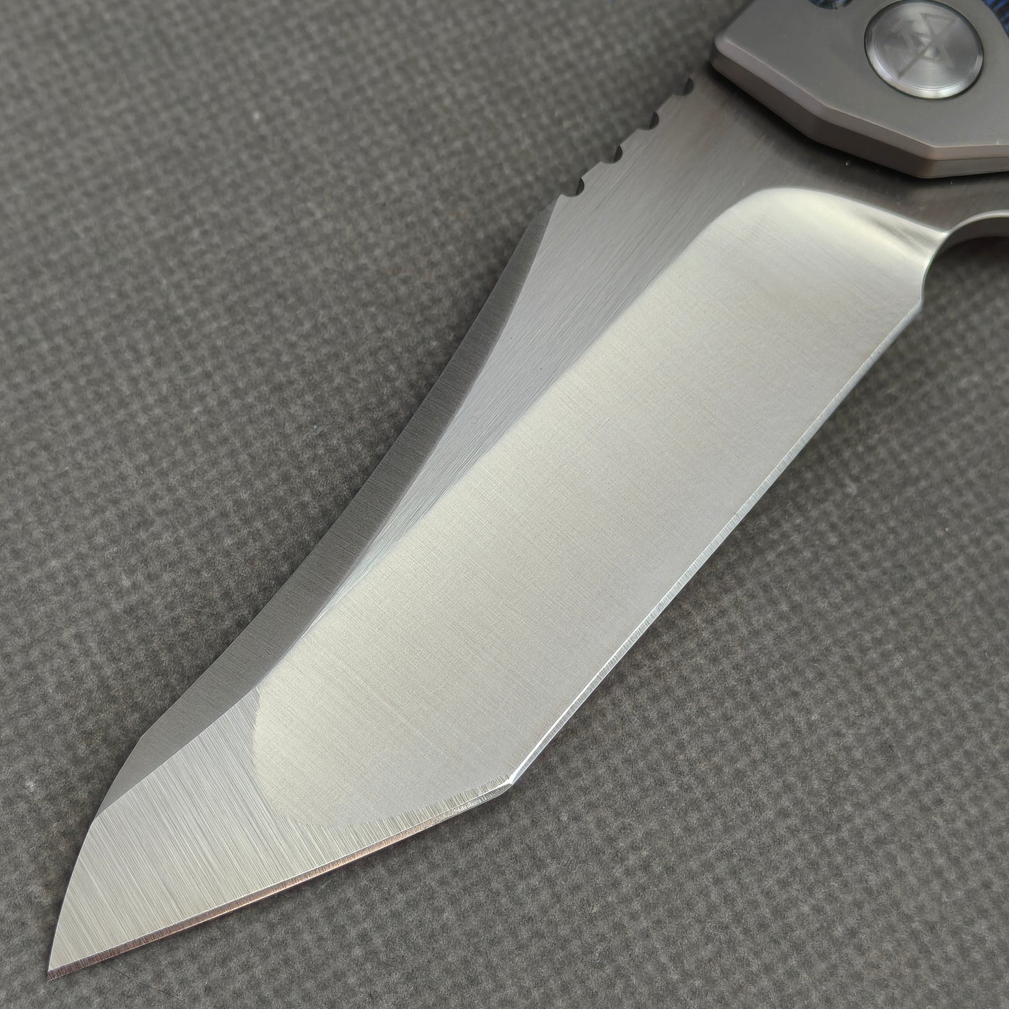 VORIXN Carbon Crest KB003 handle detail