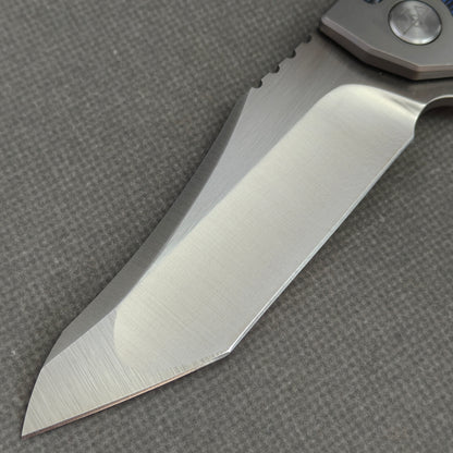 VORIXN Carbon Crest KB003 handle detail