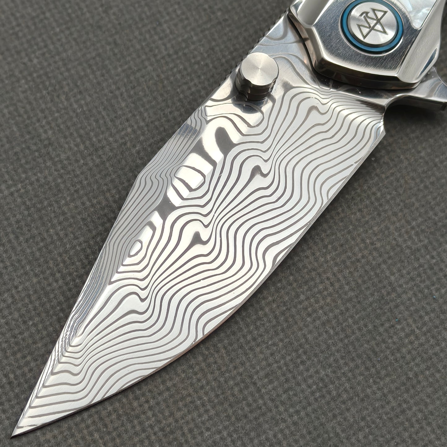 VORIXN "Ocean Mirage" Flipper & Thumb Stud Knife White Mother-of-pearl Inlaid Titanium Handle (3.8" Damascus Blade) KB084