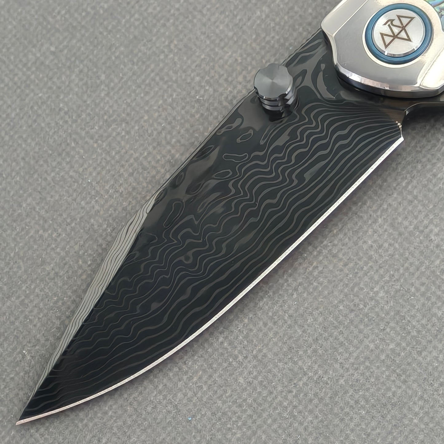 VORIXN Ocean Mirage KB130 Folding Knife – blade detail showing Damascus steel pattern and edge