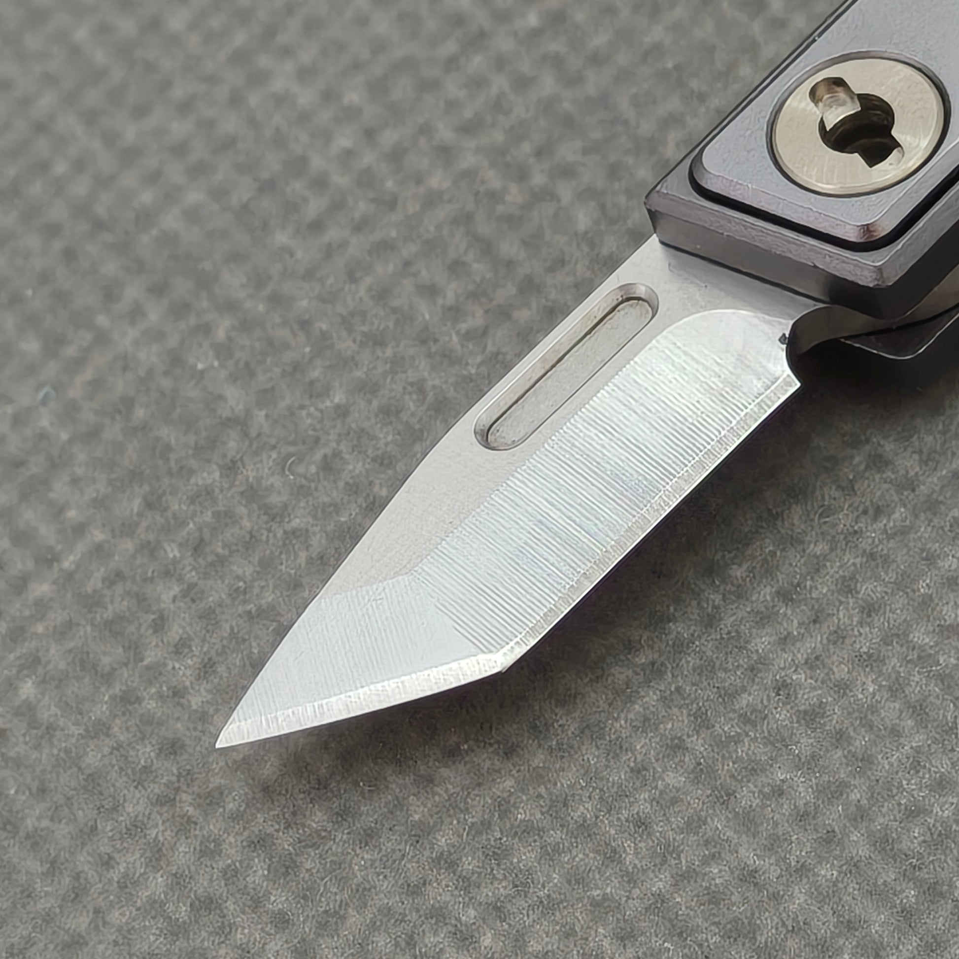 VORIXN NA005 Super Tiny Folding Knife – blade detail showing Cr20Mo1V4 steel and edge