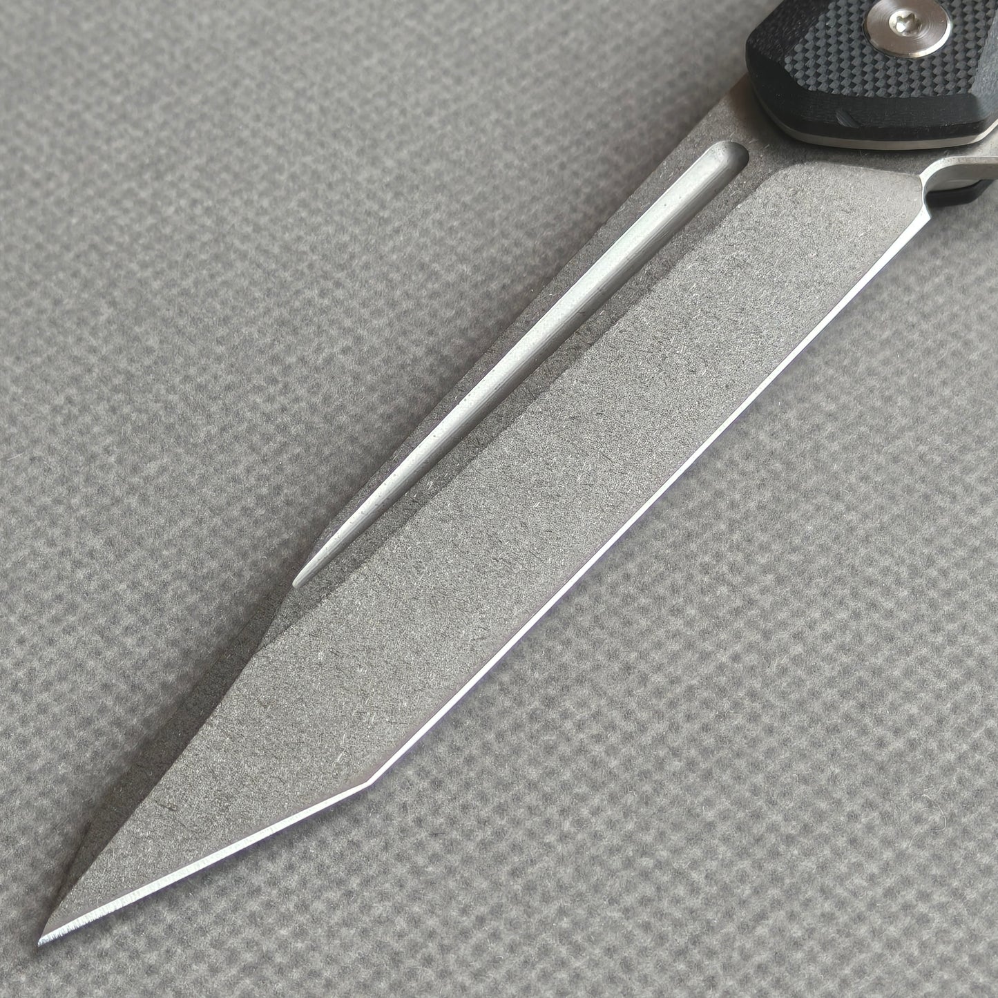 Couteau pliant VORIXN Flipper avec manche en fibre de carbone et acier 2Cr13 (lame D2 de 3,8") KM002