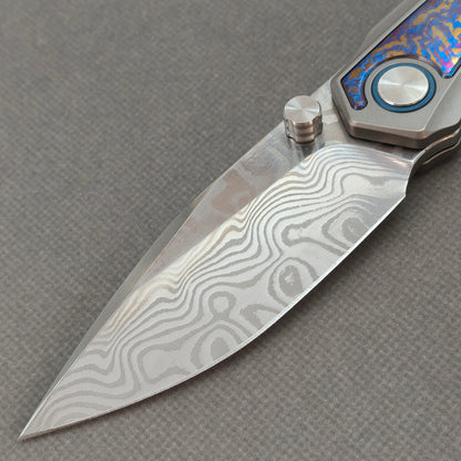 Vorixn „Abyssal“ Flipper- und Daumenpin-Messer mit Griff aus Titanflamme und Zirkoninlay (3,8" Damastklinge) KB039 