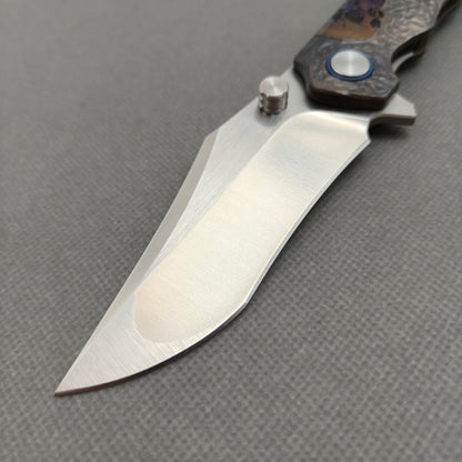 VORIXN "Skull Titanium" Flipper- & Daumenpin-Messer Titan-gravierter, eloxierter Farbgriff (9,9 cm 10Cr15CoMoV Klinge) KB033