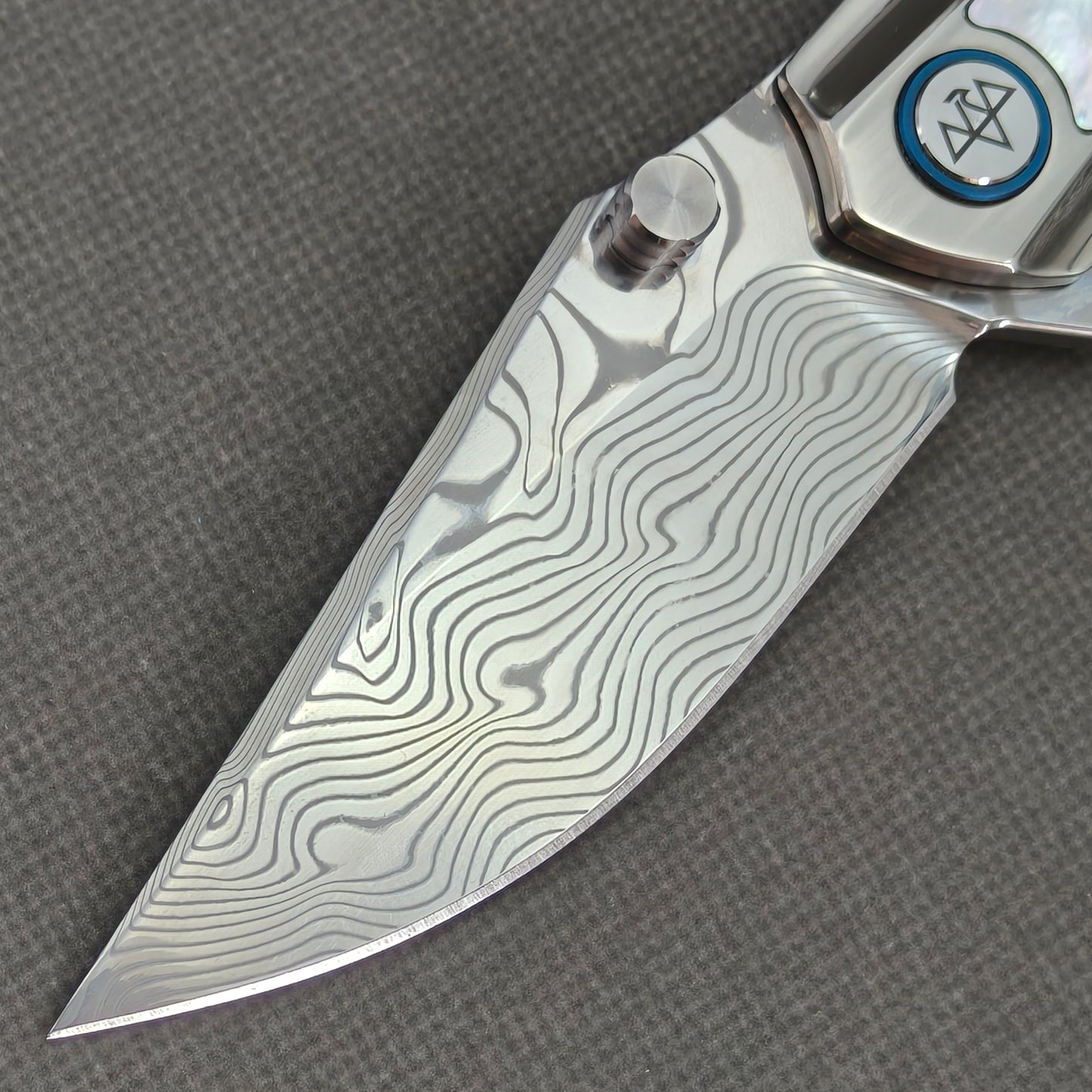VORIXN Ocean Mirage KB050 Damascus blade close-up