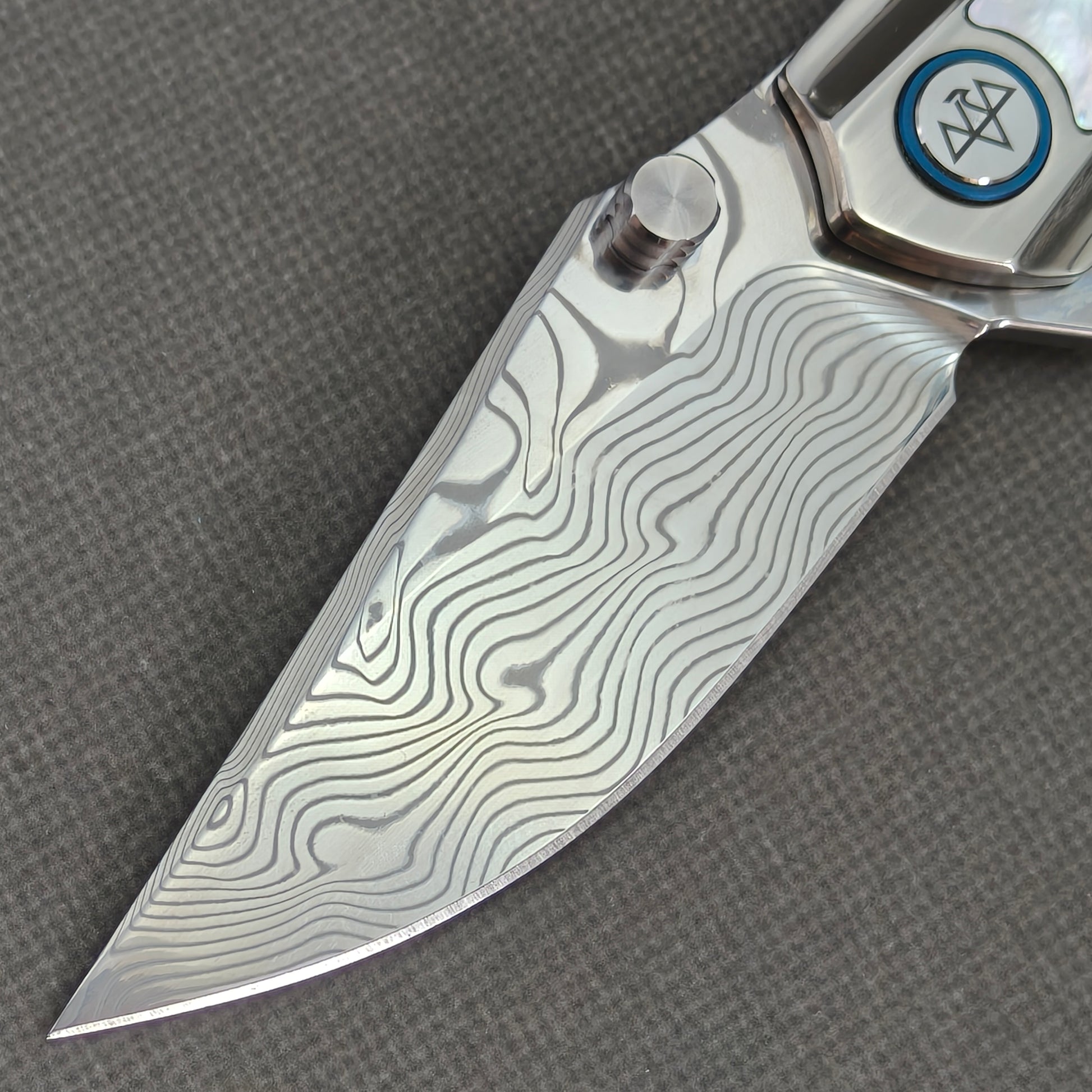 VORIXN Ocean Mirage KB050 Damascus blade close-up