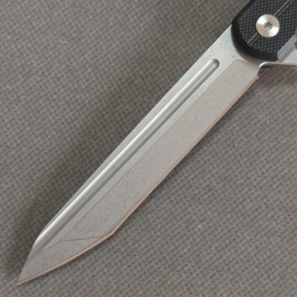 VORIXN KM001 clip side blade detail showing D2 steel and carbon fiber handle junction.