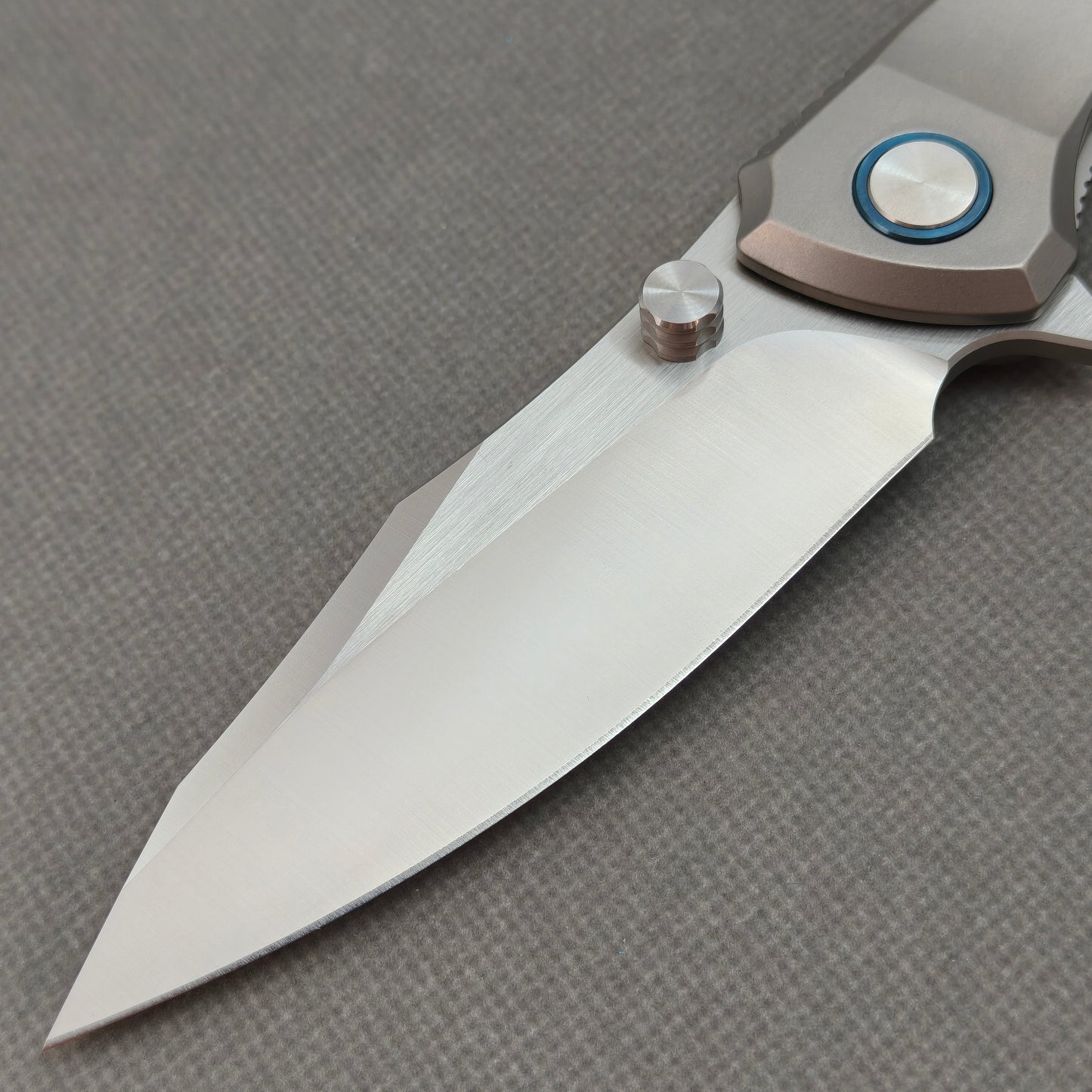 VORIXN KB014 non-clip side blade detail showing the 10Cr15CoMoV brushed finish blade.