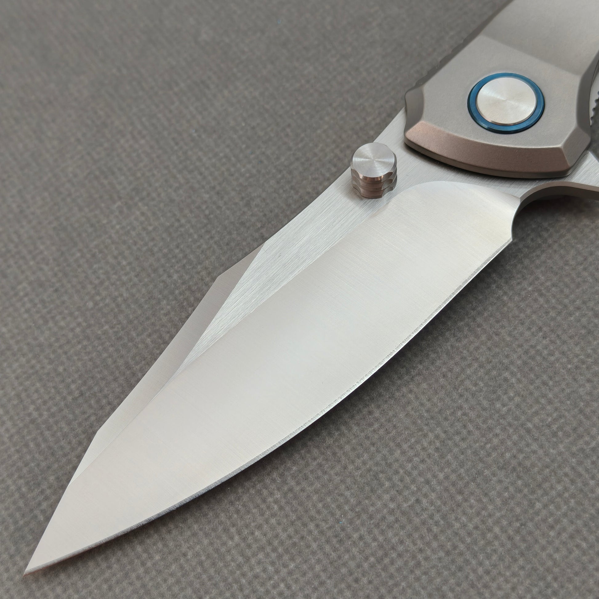 VORIXN KB014 non-clip side blade detail showing the 10Cr15CoMoV brushed finish blade.