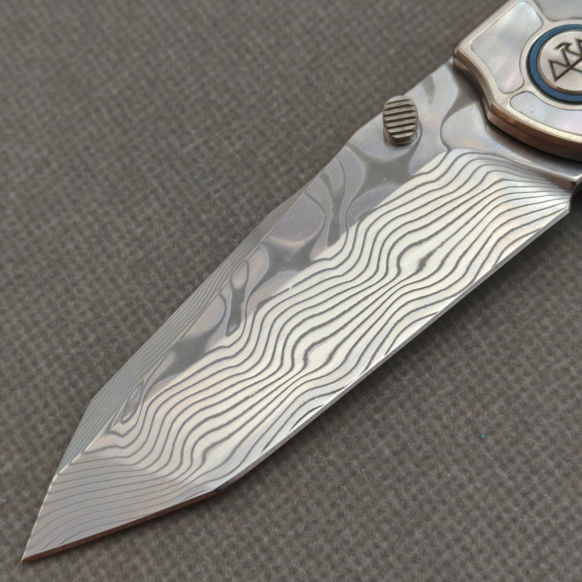 VORIXN KB063 non-clip side blade detail showing the Damascus blade pattern.