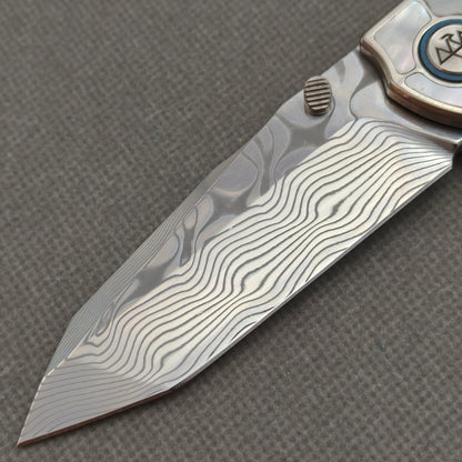 VORIXN KB063 non-clip side blade detail showing the Damascus blade pattern.