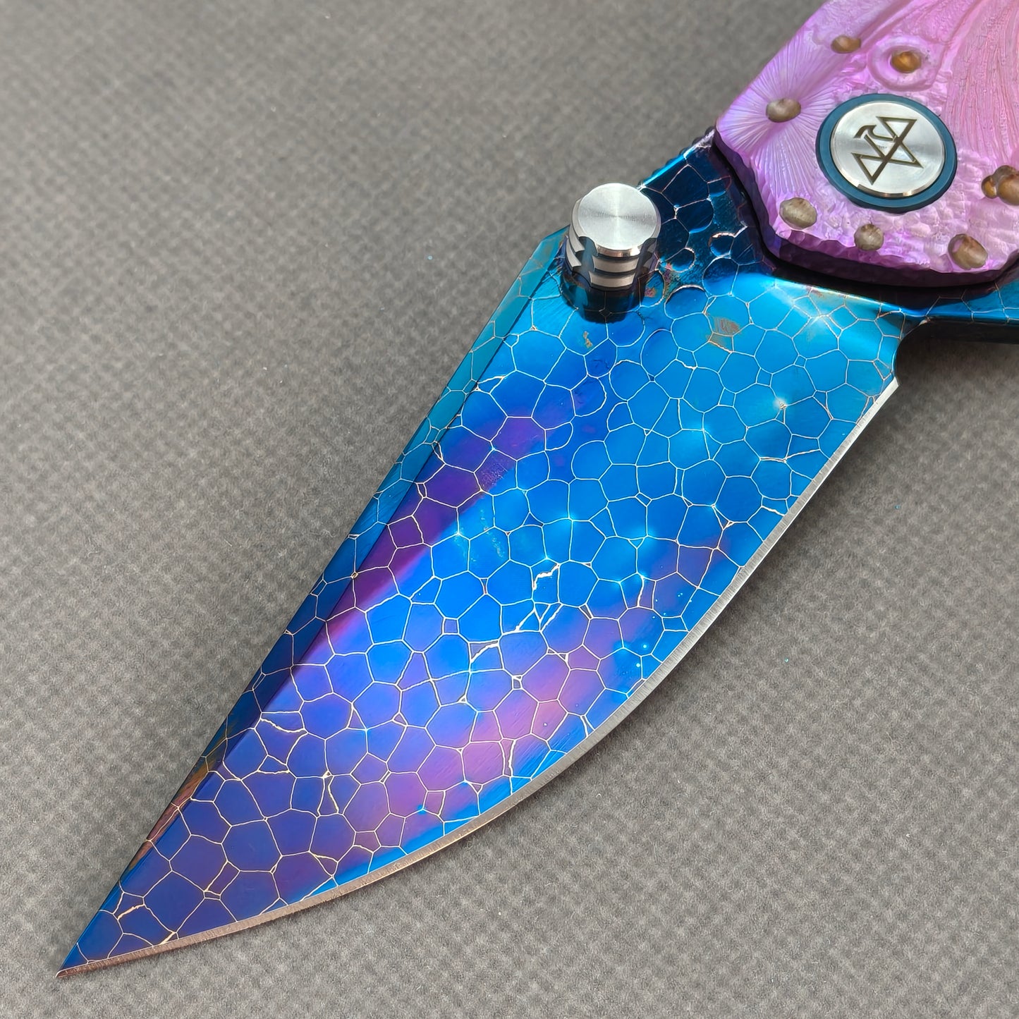 Couteau pliant Vorixn « Impact Origin » Flipper et repose-pouce, manche anodisé gravé en titane (lame en acier Damas de 3,6") KB069