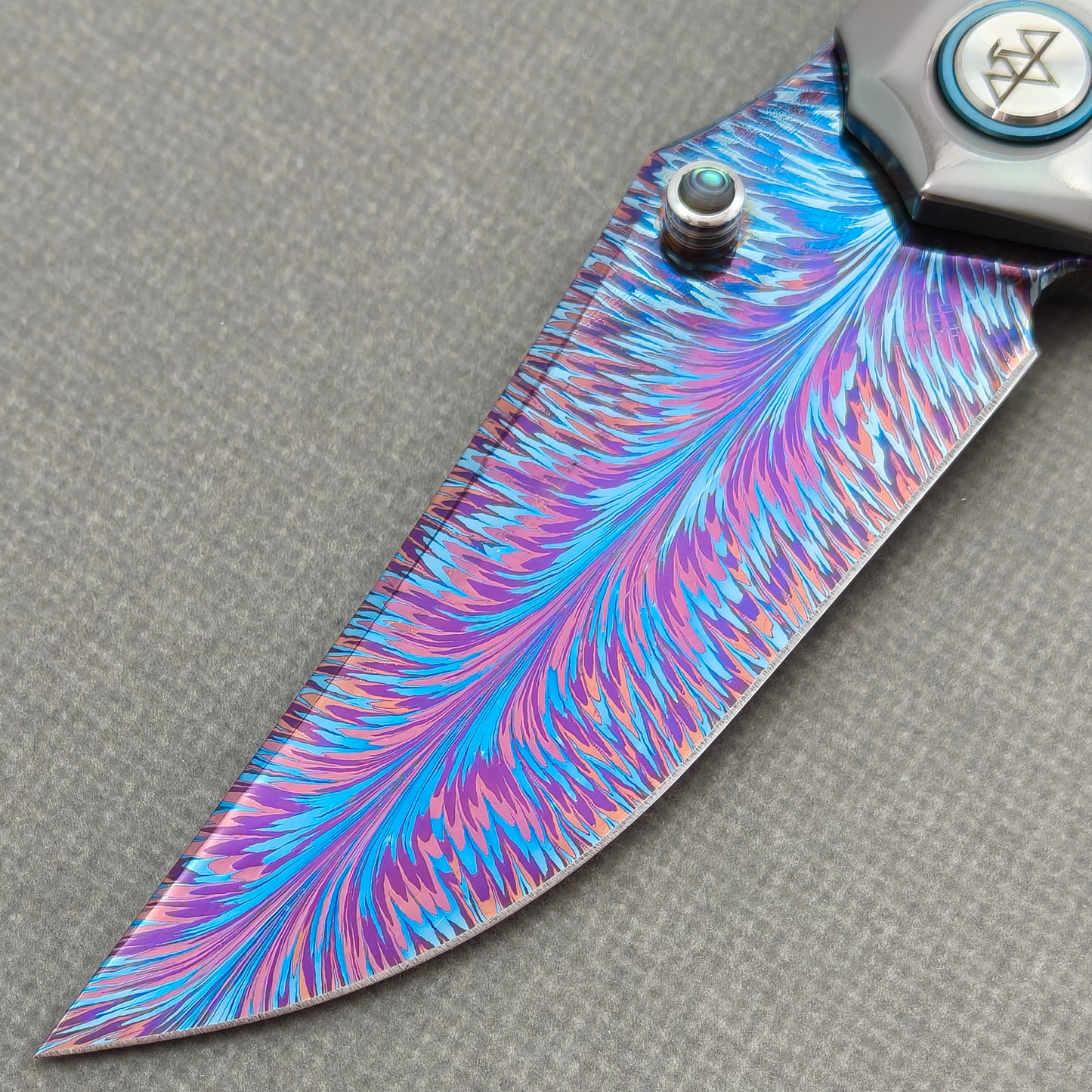 VORIXN PrismWake KB137 Folding Knife – blade detail showing Damascus steel pattern and edge.