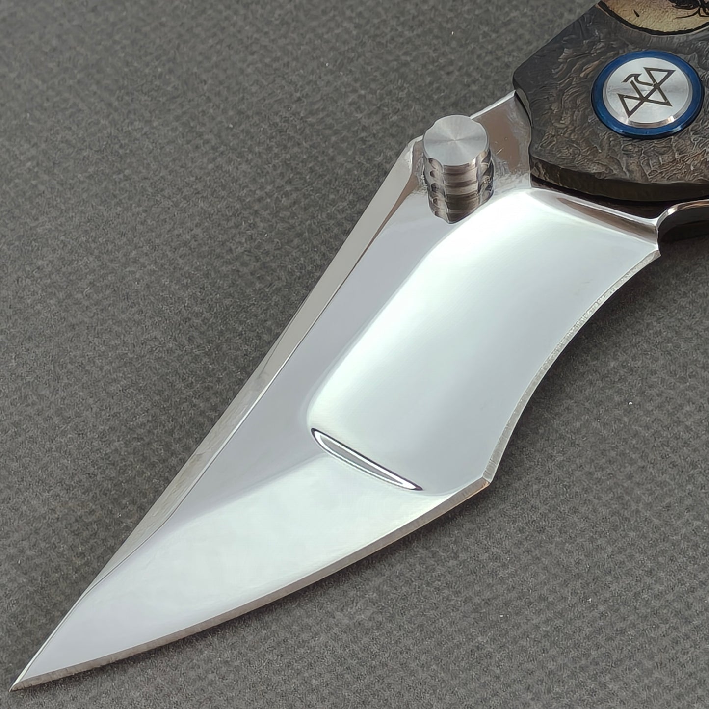 VORIXN „Skull Mirror“ Flipper- & Daumenpin-Messer, Titan-gravierter, anodisch gefärbter Griff (10,2 cm 10Cr15CoMoV Klinge) KB089