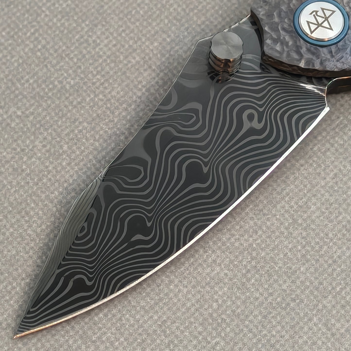 VORIXN Skull Rift KB128 Folding Knife – blade detail showing Damascus steel pattern and edge