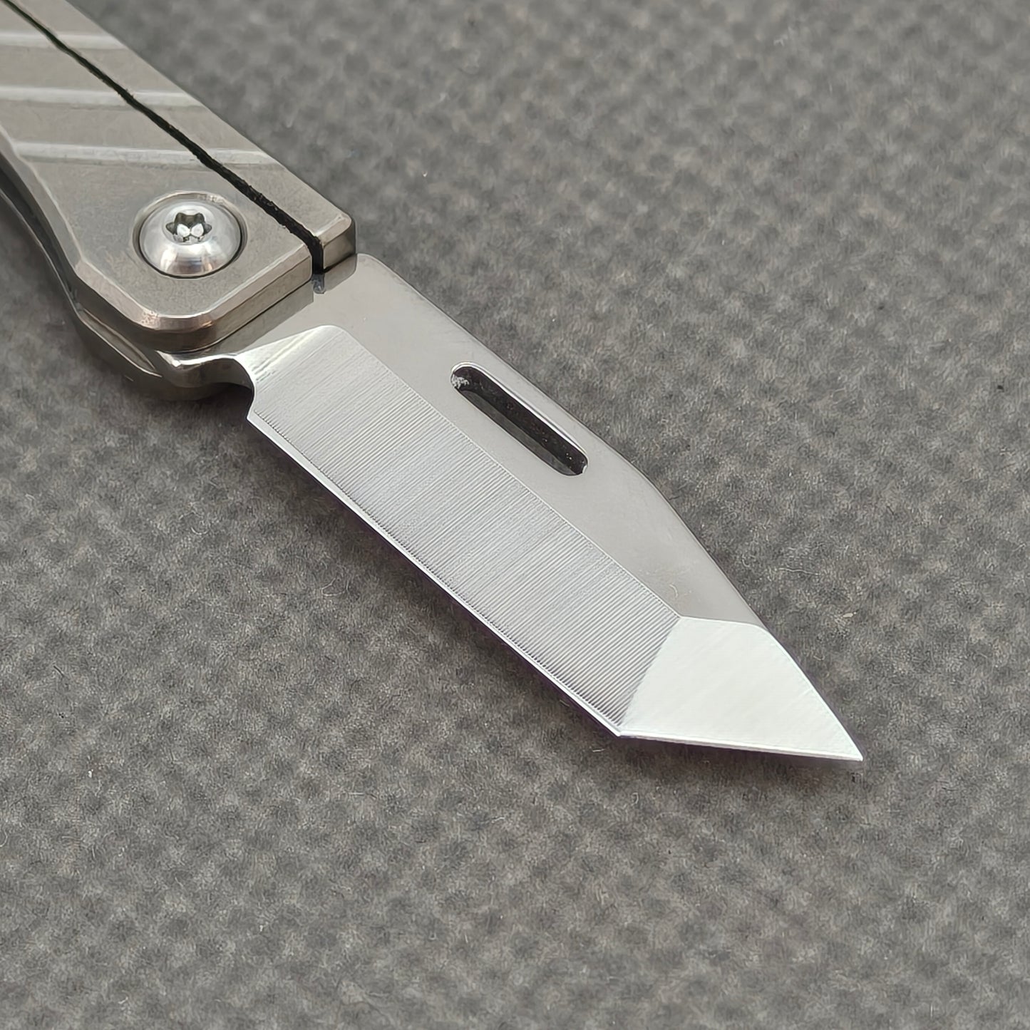 VORIXN NA002 Super Tiny Folding Knife – blade detail showing 420J2 steel and edge