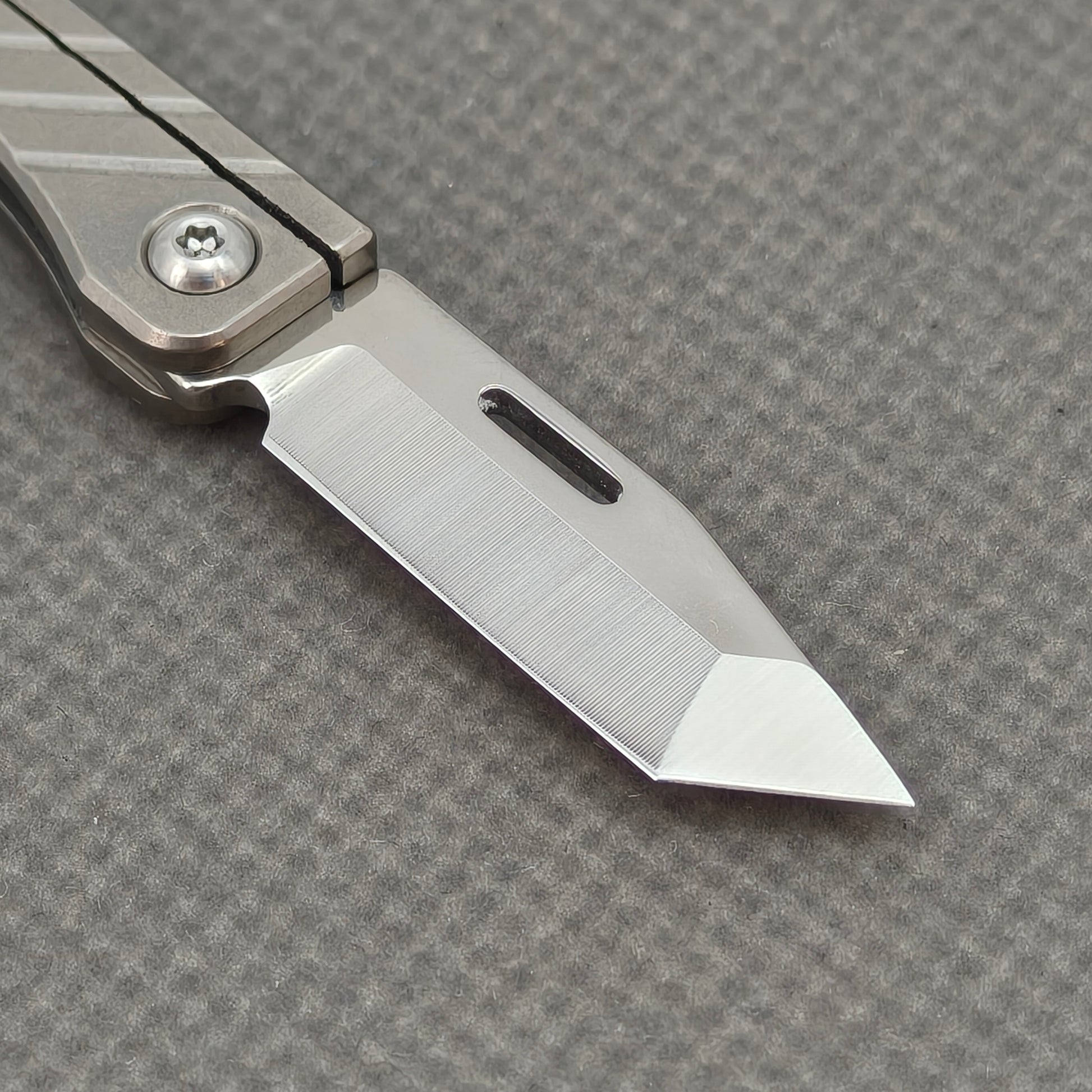 VORIXN NA002 Super Tiny Folding Knife – blade detail showing 420J2 steel and edge