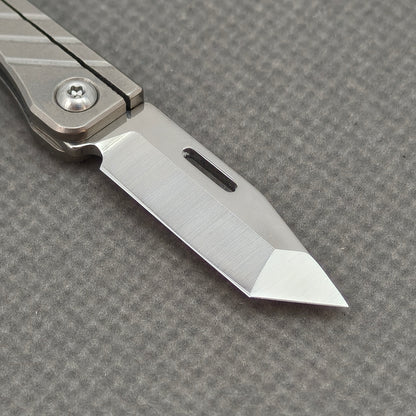 VORIXN NA002 Super Tiny Folding Knife – blade detail showing 420J2 steel and edge