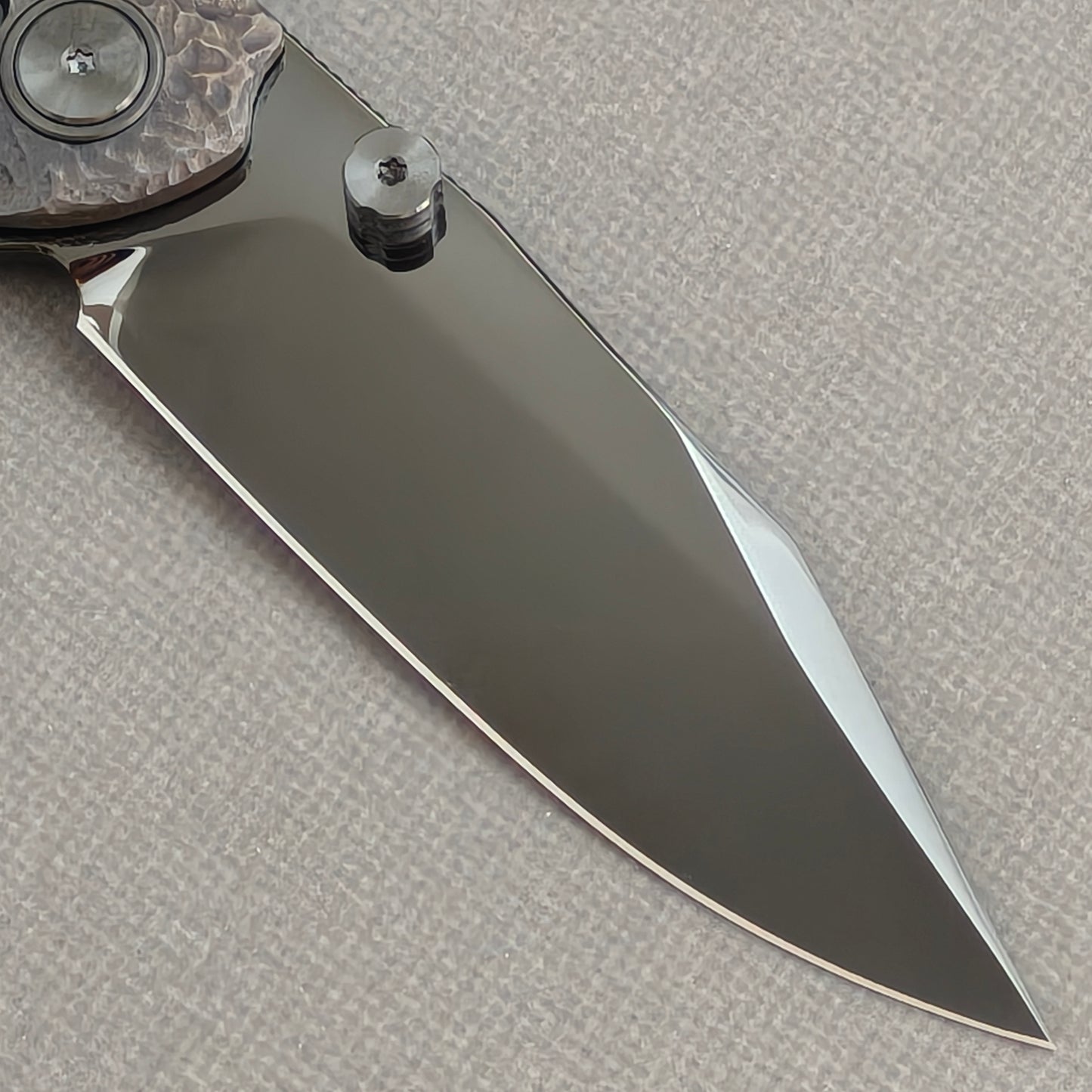 VORIXN Skull Nocturne KB120 Folding Knife – clip side blade detail showing M390 steel and handle junction