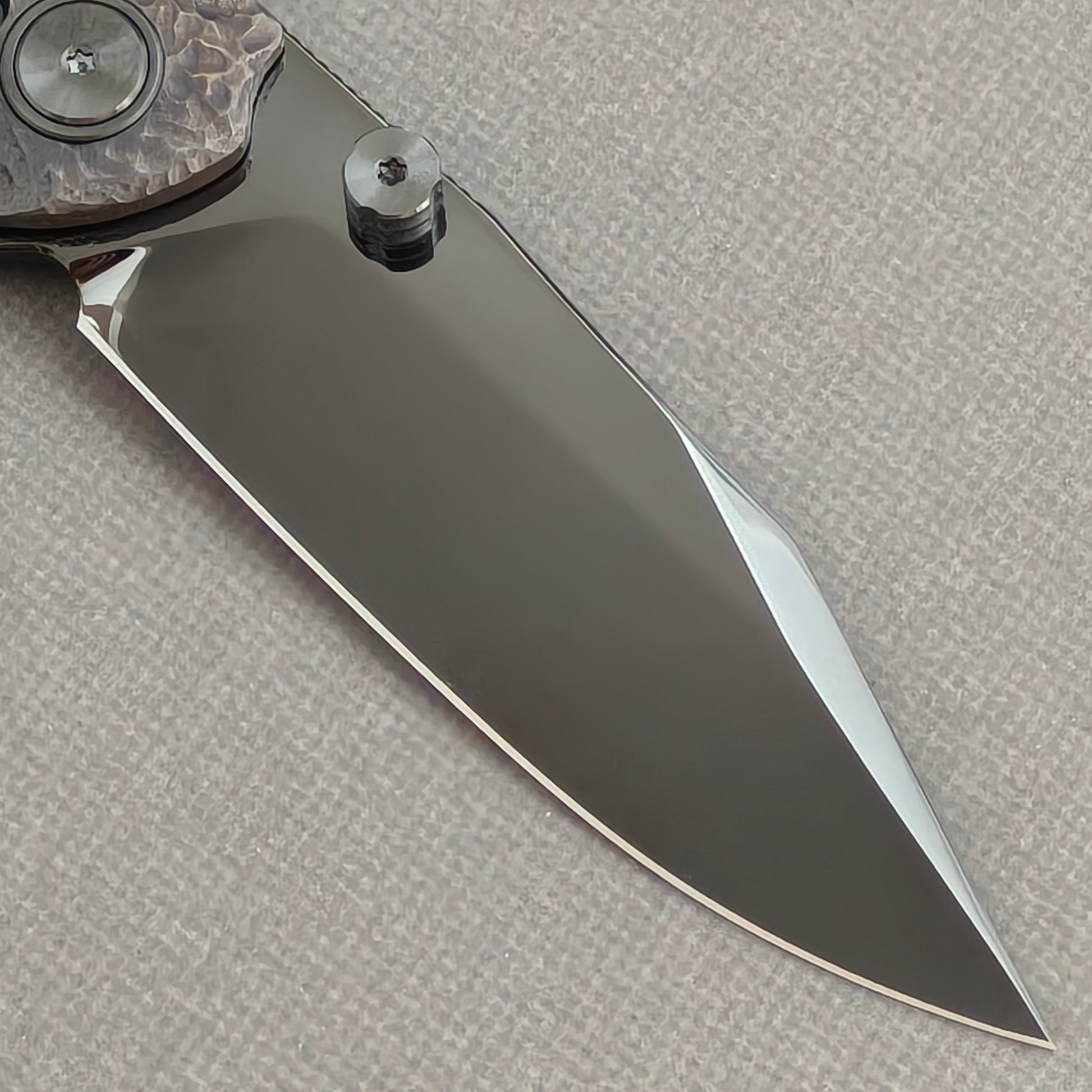 VORIXN Skull Nocturne KB120 Folding Knife – clip side blade detail showing M390 steel and handle junction