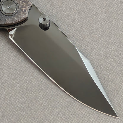 VORIXN Skull Nocturne KB120 Folding Knife – clip side blade detail showing M390 steel and handle junction