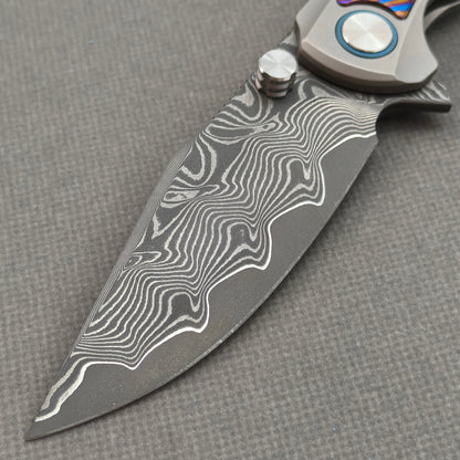 Vorixn „Nebula“ Flipper- und Daumenpin-Messer mit Griff aus Titanflammen-Zirkuinlay (3,8" Klinge aus Damaststahl) KB018 