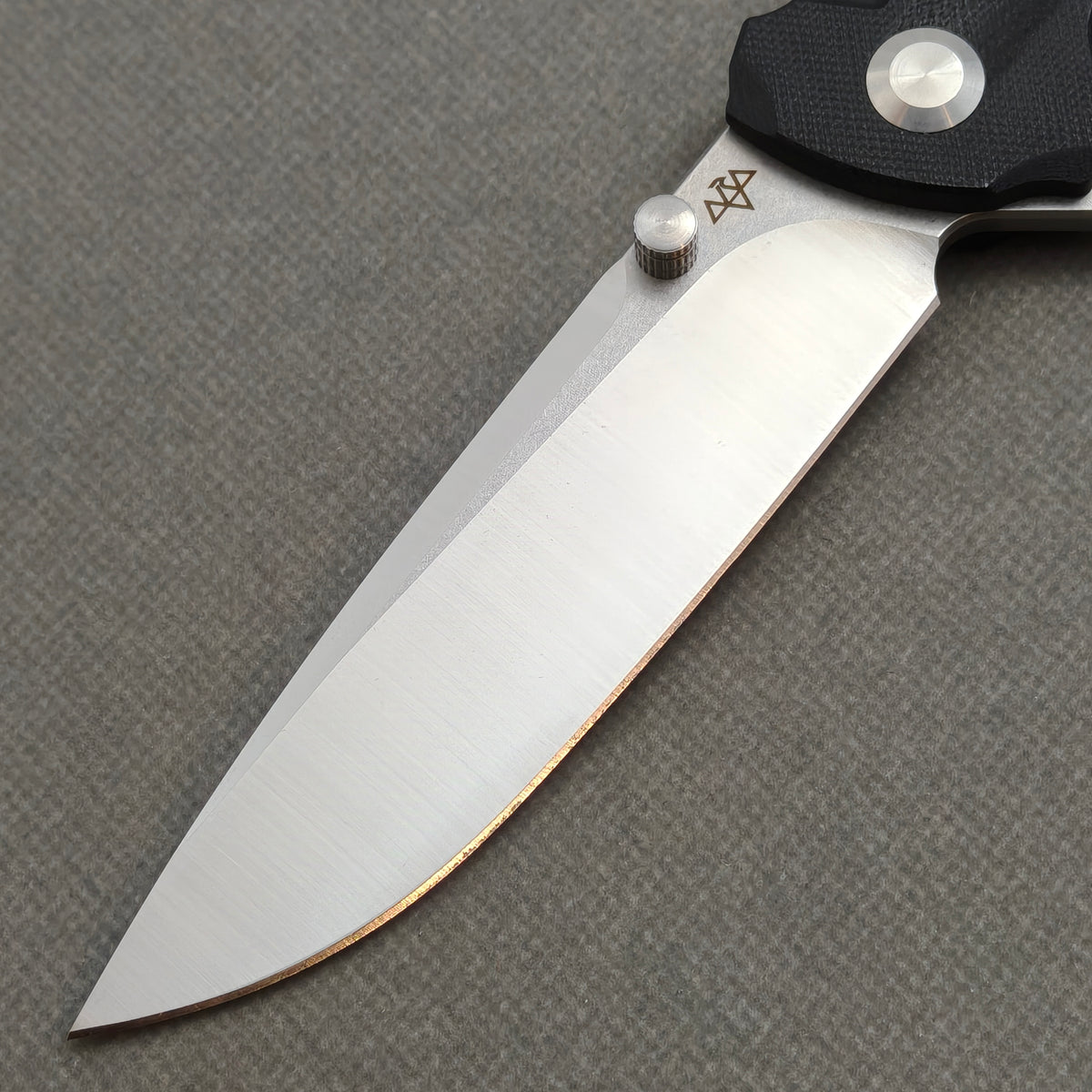 VORIXN KA001 Folding Knife – blade detail showing 9Cr13 steel and edge