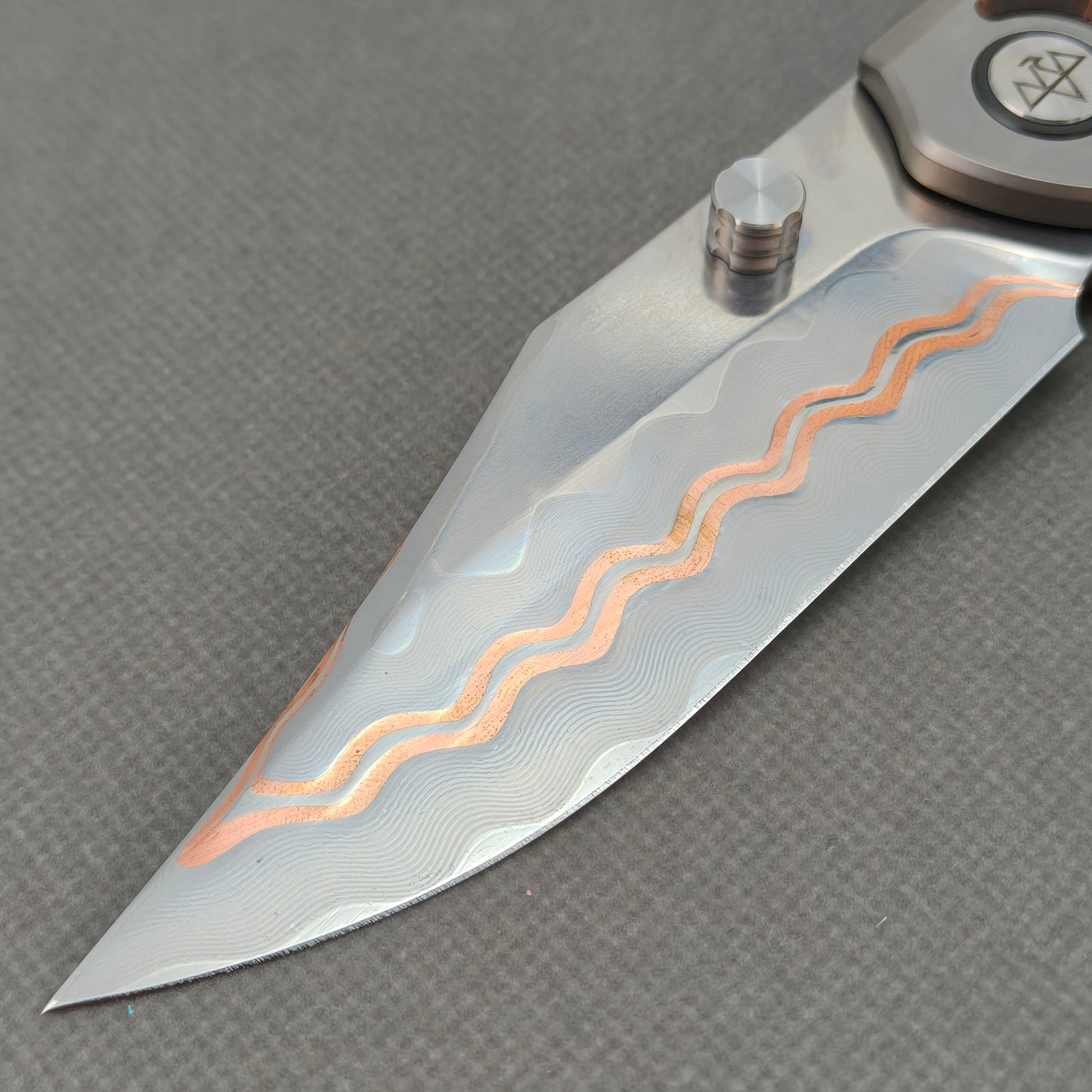 VORIXN KB074 non-clip side blade detail showing the Cu-Mai blade pattern.