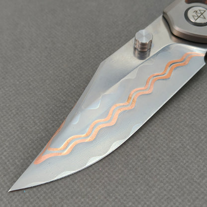 VORIXN KB074 non-clip side blade detail showing the Cu-Mai blade pattern.