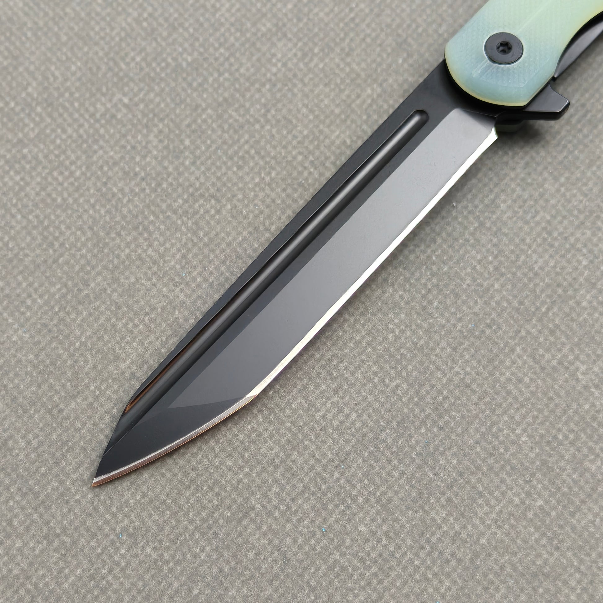 VORIXN KM004 clip side blade detail showing D2 steel and carbon fiber handle junction.