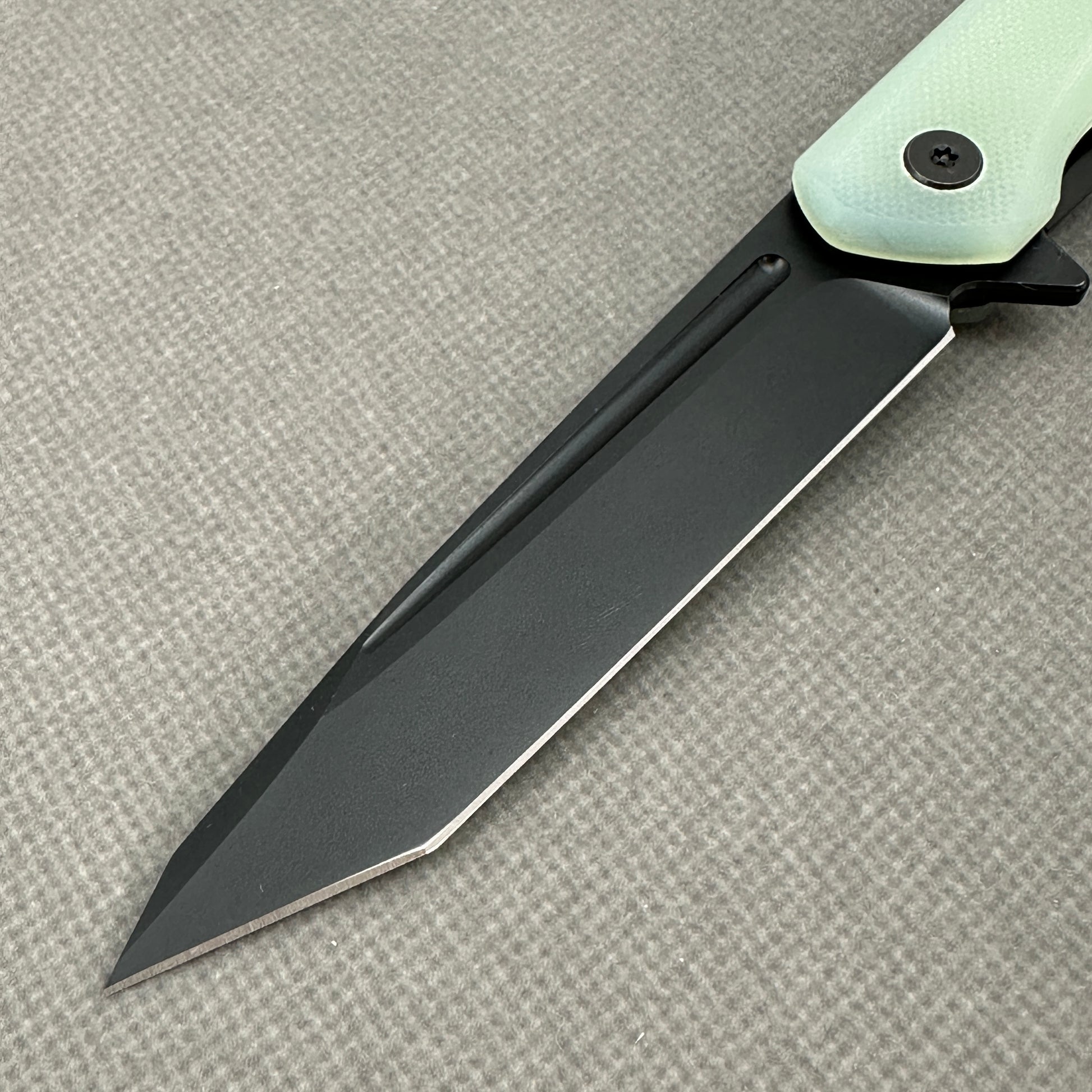 VORIXN KM005 non-clip side blade detail showing the D2 stonewashed blade.