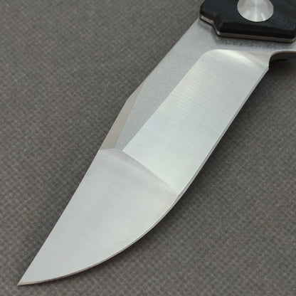 VORIXN KA002 non-clip side blade detail showing the 9Cr13 blade.