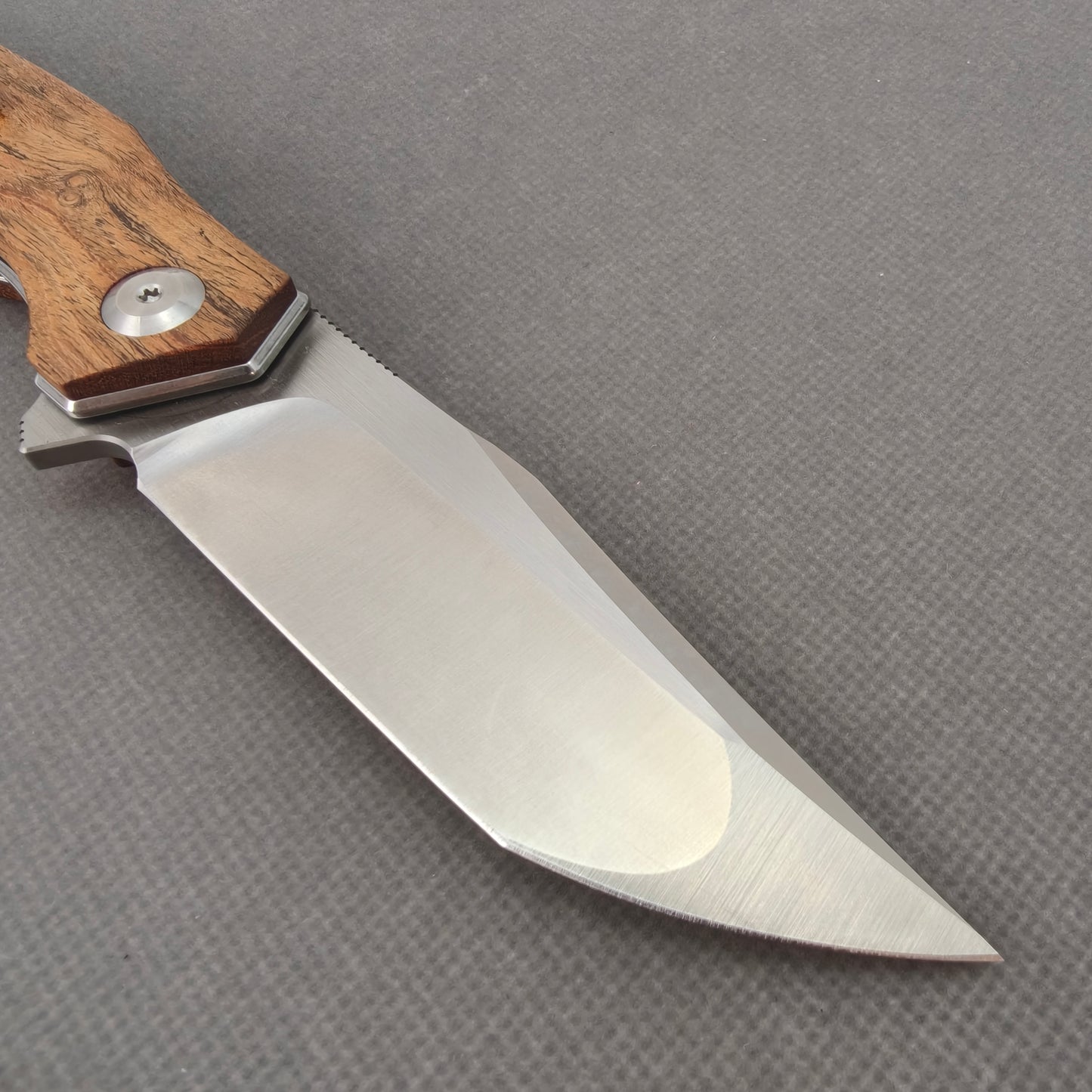 VORIXN KA013 non-clip side blade detail showing the 9Cr18 stonewashed blade.