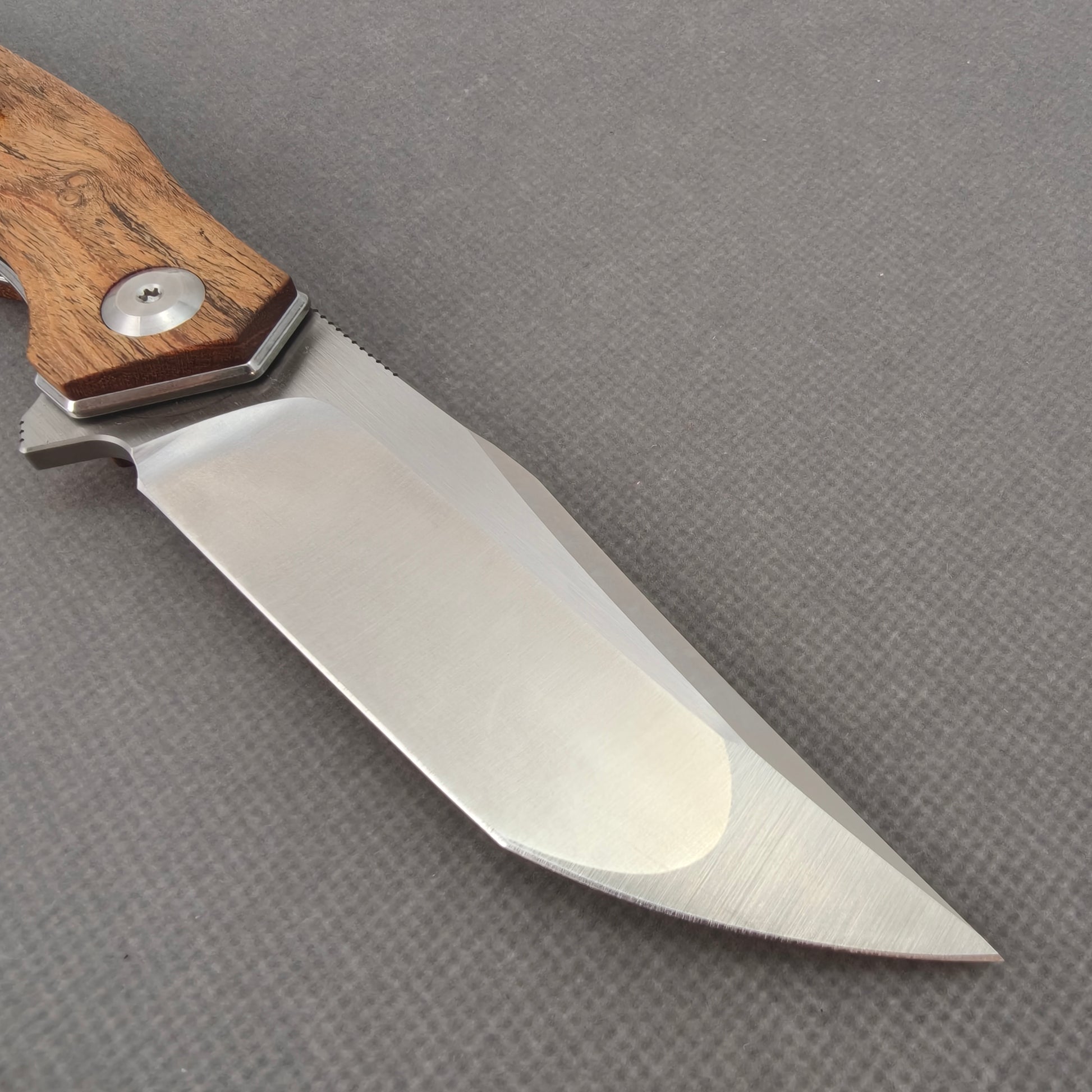 VORIXN KA013 non-clip side blade detail showing the 9Cr18 stonewashed blade.