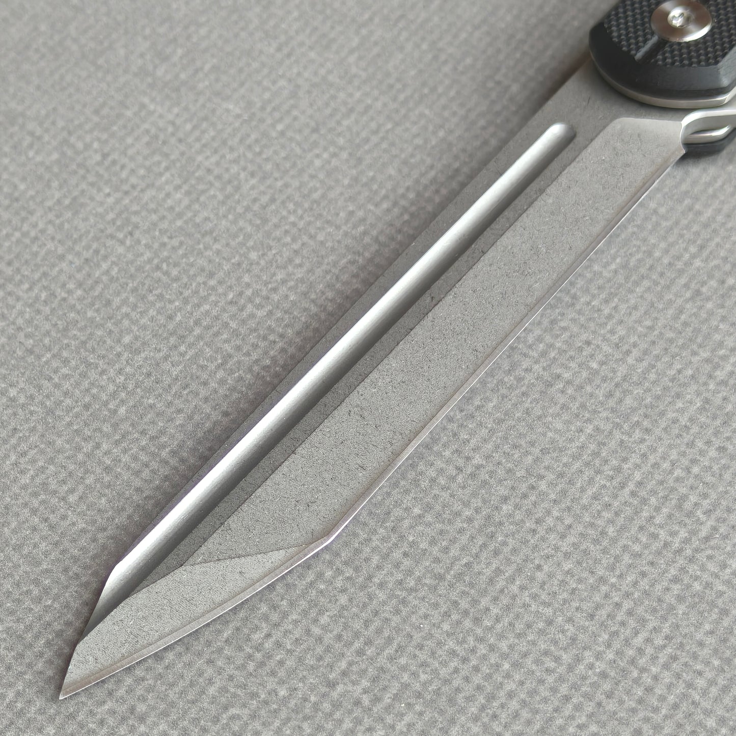 VORIXN KM001 non-clip side blade detail showing the D2 stonewashed blade.