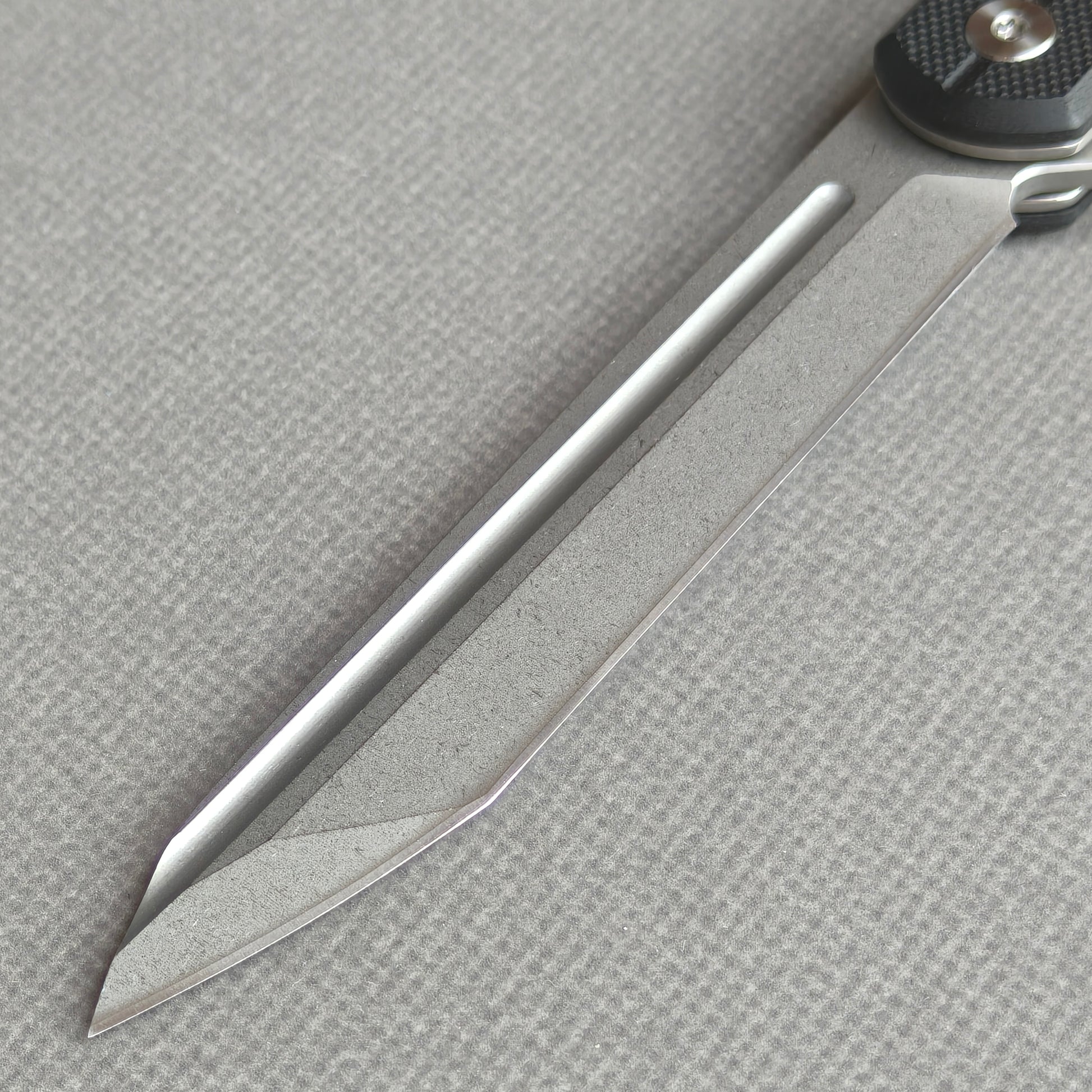 VORIXN KM001 non-clip side blade detail showing the D2 stonewashed blade.