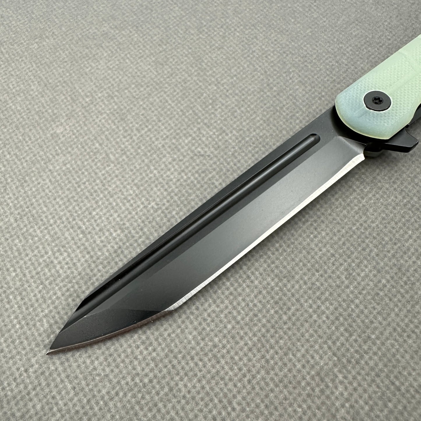 VORIXN KM004 non-clip side blade detail showing the D2 stonewashed blade.