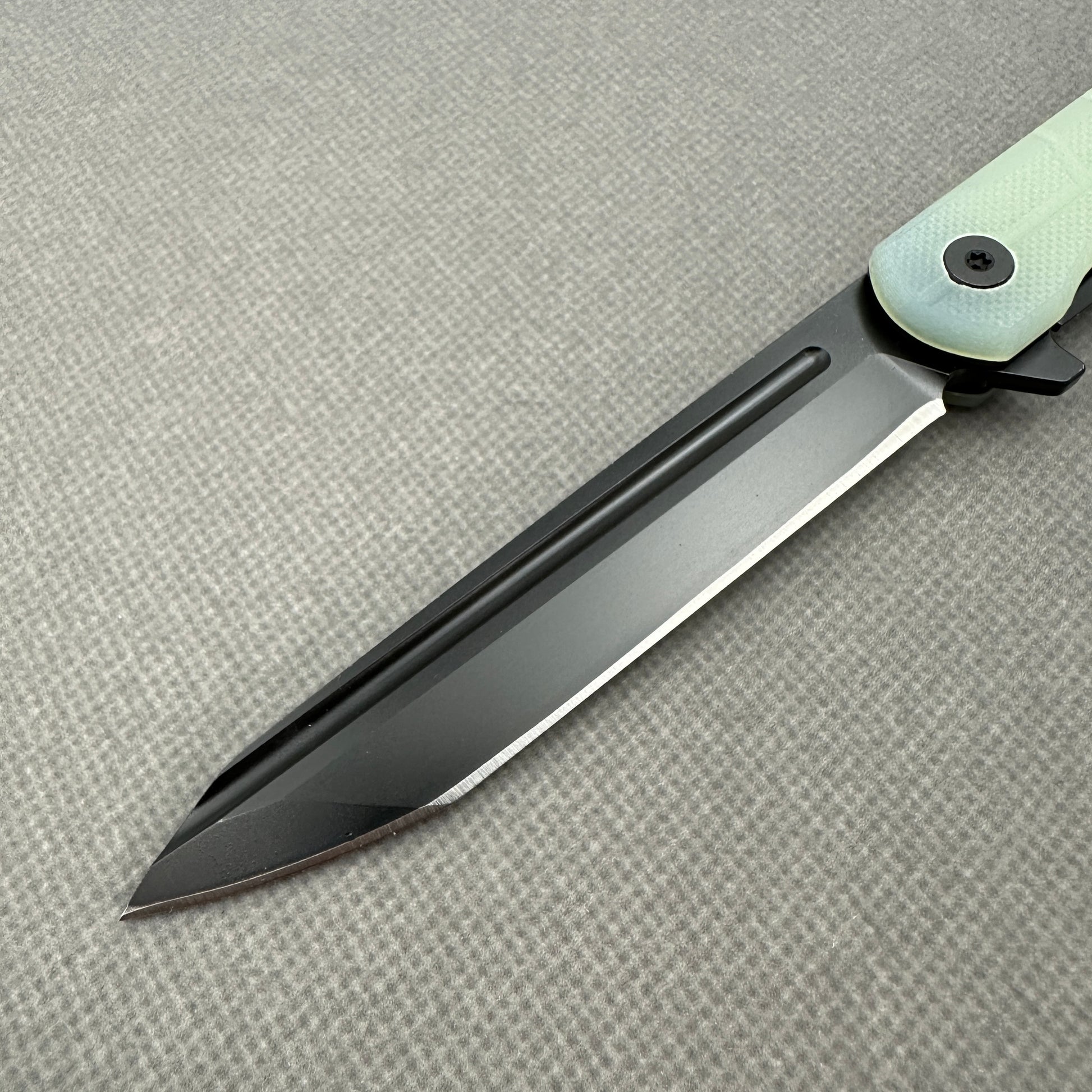 VORIXN KM004 non-clip side blade detail showing the D2 stonewashed blade.