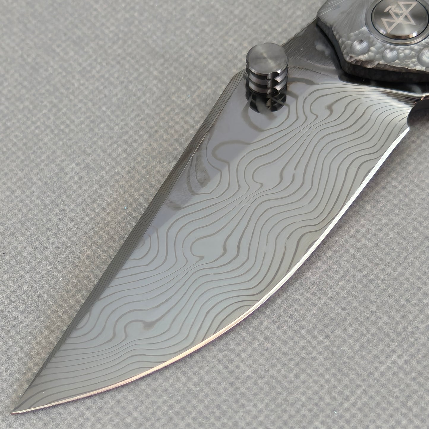 VORIXN KB098 Impact Origin Folding Knife – clip side blade detail showing Damascus steel and handle junction