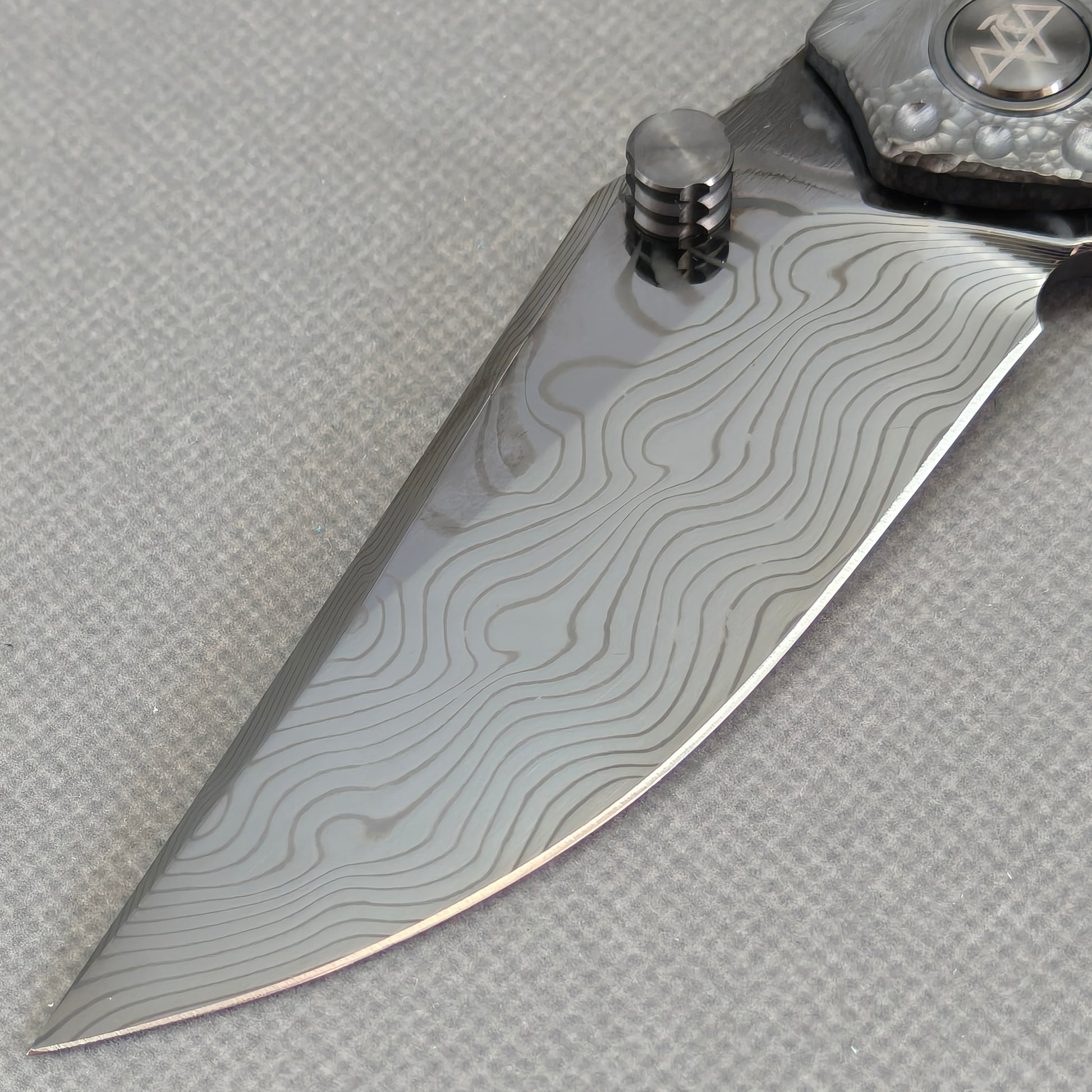VORIXN KB098 Impact Origin Folding Knife – clip side blade detail showing Damascus steel and handle junction